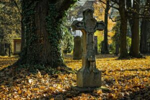 na estação de Outono, um Cemitério, com uma Cruz antiga- Memento Mori