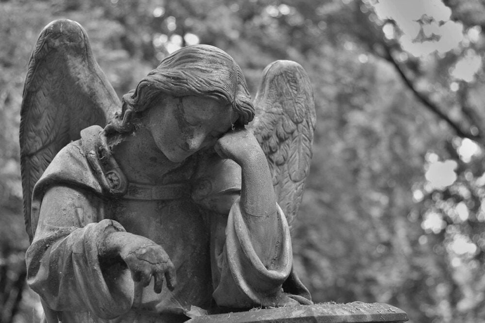 Estátua de anjo em cemitério, lembrando ao memento mori