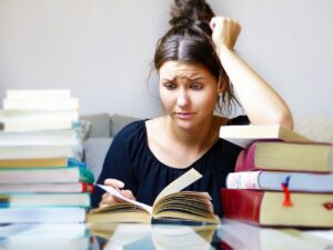 Mulher estudando muito, autocobrança e o estoicismo.